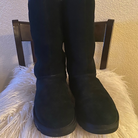 Black Uggs - Picture 2 of 7